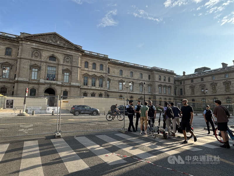 塞納河周邊從18日起至26日開幕式、維安拉至最高層級，道路架起數公里鐵柵欄，並在各個路口設置警力，僅放行奧運人員及有通行證的民眾。許多人被堵在閘門口，向警察問路。中央社記者曾婷瑄巴黎攝 113年7月19日