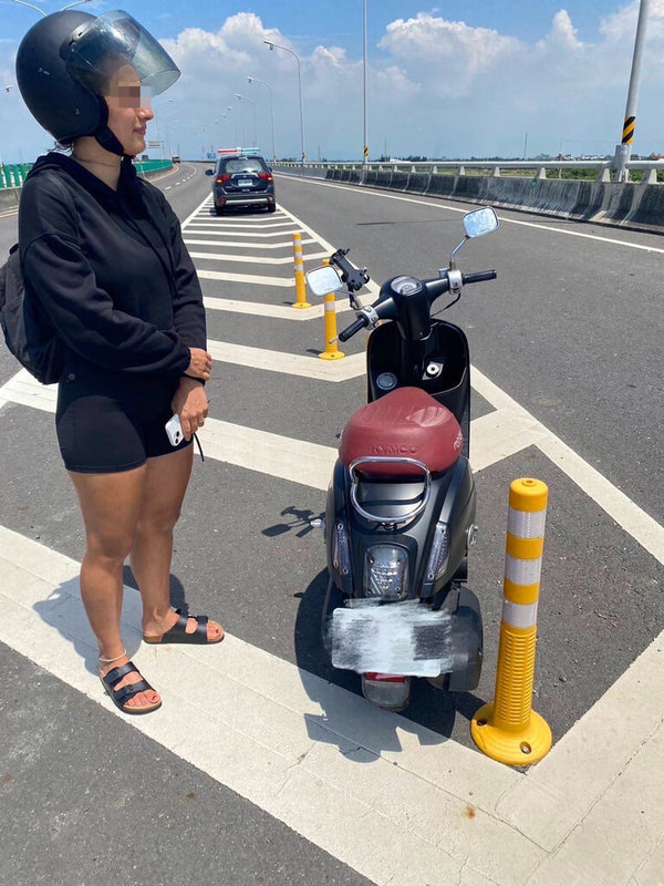 一名匈牙利籍女遊客18日在台南租騎機車,卻不熟路況、機車沒油,又卡在台84快速道路匝道上,警方獲報趕往現場協助脫困,讓她繼續踏上旅程。(台南市警局提供)中央社記者張榮祥台南傳真 113年7月19日