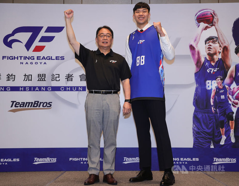 台灣職籃好手曾祥鈞(右)19日在台北出席記者會宣布,正式加盟日本職籃B1聯盟名古屋戰鷹隊,穿上88號球衣和名古屋戰鷹董事長鈴木浩昌(左)合影。中央社記者謝佳璋攝 113年7月19日