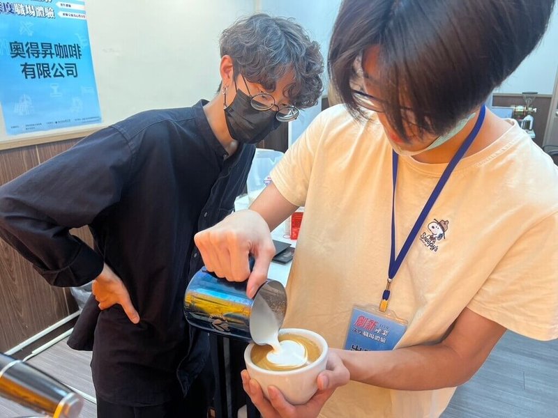 台中市政府勞工局20日表示,7月到10月推出25梯次創新產業深度職場體驗活動,由業界達人帶領青年探索職場面貌。圖為實作體驗咖啡沖煮萃取、拉花藝術。(台中市府提供)中央社記者趙麗妍傳真 113年7月20日