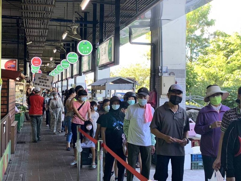 花蓮縣府振興震後經濟，在縣內14處傳統市場推出「市集加倍券」，新台幣100元可兌換面額200元加倍券，其中，重慶市場發放前已有不少民眾排隊等待。（花蓮縣府提供）中央社記者張祈傳真  113年7月20日