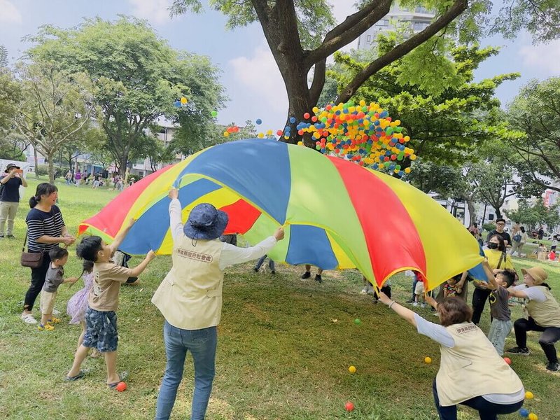 屏東縣政府融入聯合國兒童權利公約理念推廣自由遊戲，20日將各式各樣遊戲器材藉由外展的形式帶到萬年公園，闢出一座自由且共融的遊戲天堂。（屏東縣政府提供）中央社記者李卉婷傳真  113年7月20日