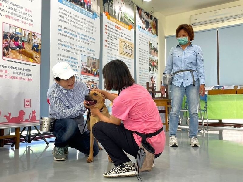 高雄市動物保護處首度開辦「犬隻訓練營」，透過課程帶領新手飼主或常為犬隻行為問題所苦的主人們從「心」認識家中毛小孩，盼間接幫助減少棄養。（高雄市動保處提供）中央社記者林巧璉傳真  113年7月20日