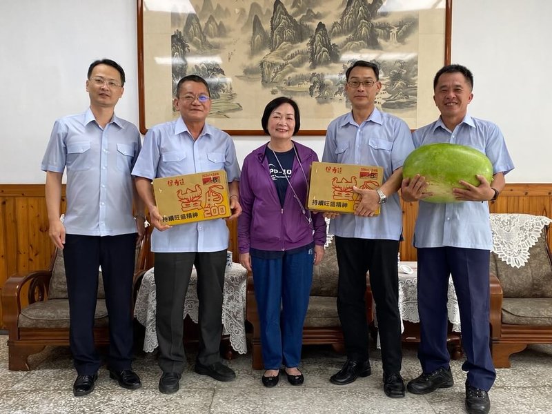 澎湖区渔会总干事蔡月娇（中）20日代表澎湖渔民向澎湖海巡队表达慰问，感谢海巡人员全天候第一线守护渔民在海上作业安全。 （澎湖海巡队提供）中央社113年7月20日