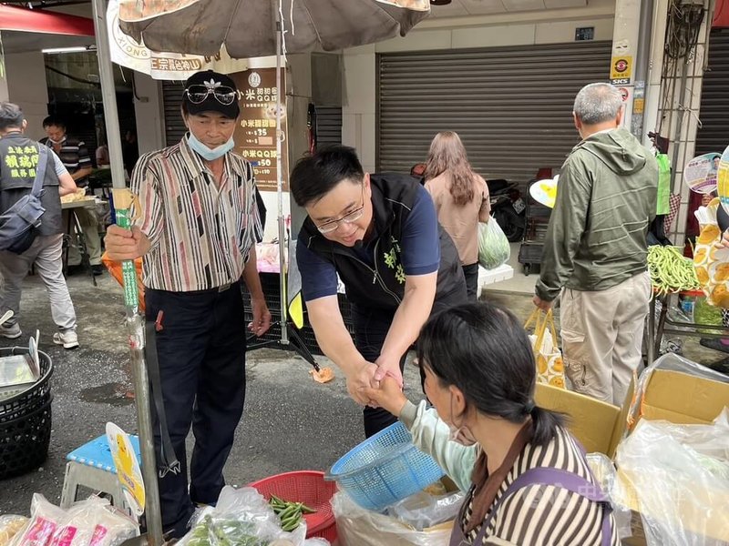 民進黨多名立委表態挑戰下屆高雄市長，立委賴瑞隆（中，黑背心）20日跨區到鳳山區兵仔市場掃街，爭取民眾認同。中央社記者林巧璉攝 113年7月20日