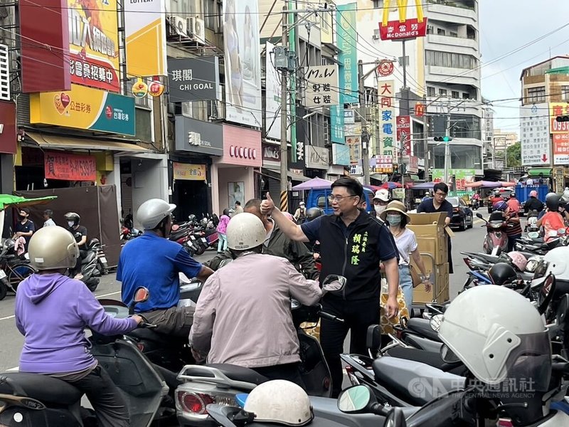 民進黨多名立委表態挑戰下屆高雄市長，立委賴瑞隆（前右，黑背心）20日跨區至鳳山區兵仔市場掃街。賴瑞隆說，近期已在旗山、岡山、鳳山等區跑行程、掃街。中央社記者林巧璉攝 113年7月20日