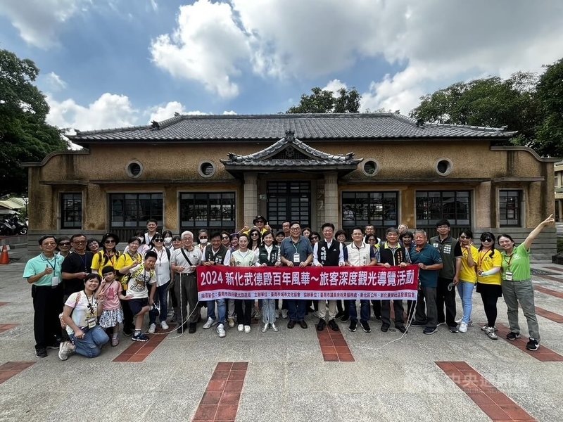 台南市歷史建築「新化武德殿」走過百年，台南市城市文化協會20日主辦深度導覽活動，帶領遊客走讀地方人文風情。中央社記者張榮祥台南攝  113年7月20日