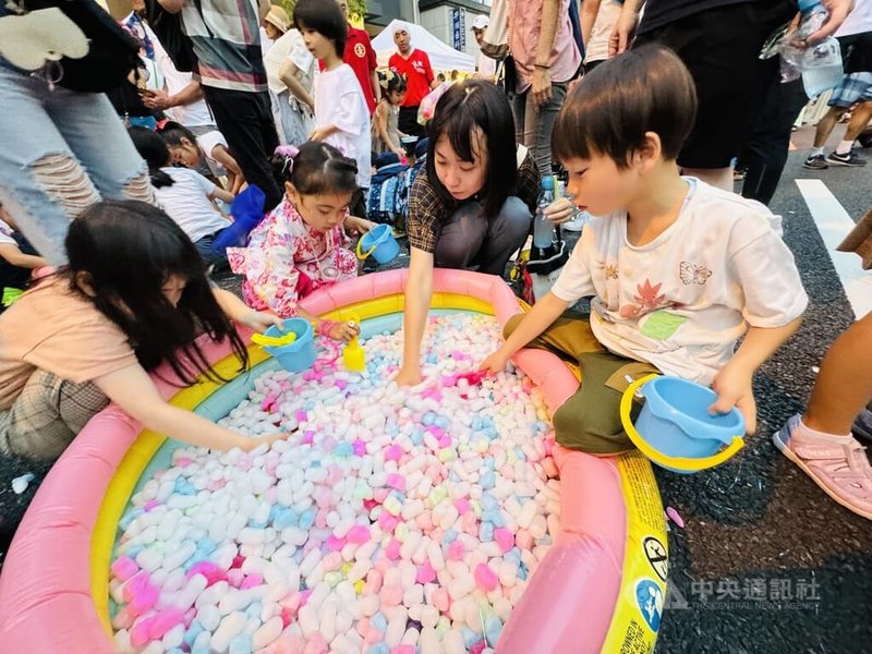 日本氣象廳18日宣布關東甲信地區與東海地方梅雨季節結束。日本全國這兩天氣溫逾35度（猛暑日）的地方逾100處。炎夏到來，多處舉辦煙火大會、跳盂蘭盆舞會、納涼活動等。圖為20日東京都港區三田的納涼活動。中央社記者楊明珠東京攝  113年7月20日