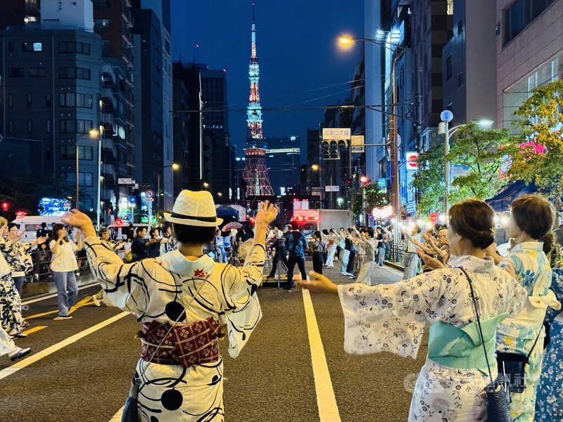 日本20日以太平洋一側為主的地區上午開始氣溫上升，截至傍晚，全國有140處是氣溫逾35度的「猛暑日」。圖為東京都港區三田地區封街舉辦納涼活動，民眾跳盂蘭盆舞。中央社記者楊明珠東京攝  113年7月20日