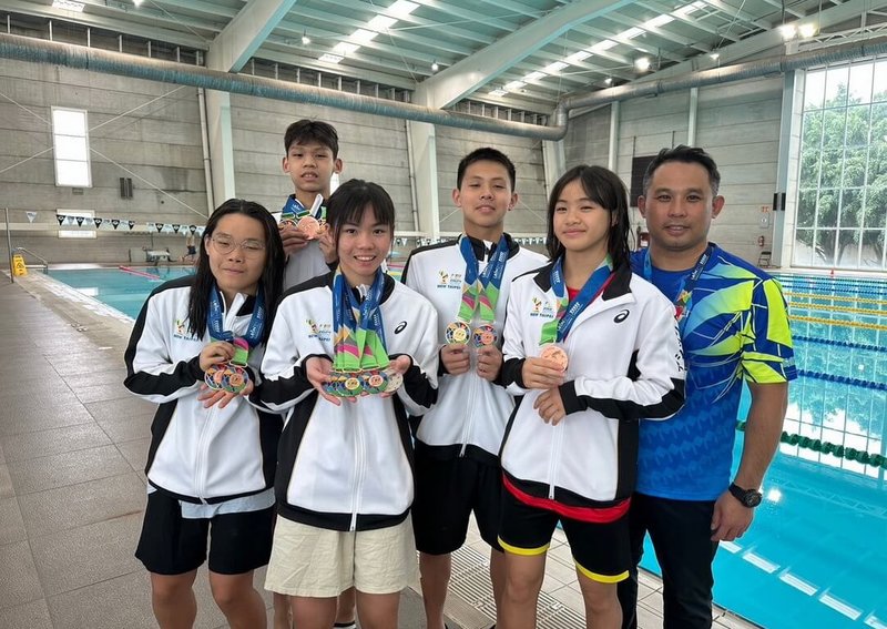 2024國際少年運動會在墨西哥舉辦,新北市團隊成績斐然,游泳隊選手們開心與獎牌合影留念。(新北市體育局提供)中央社記者黃旭昇新北市傳真 113年7月20日