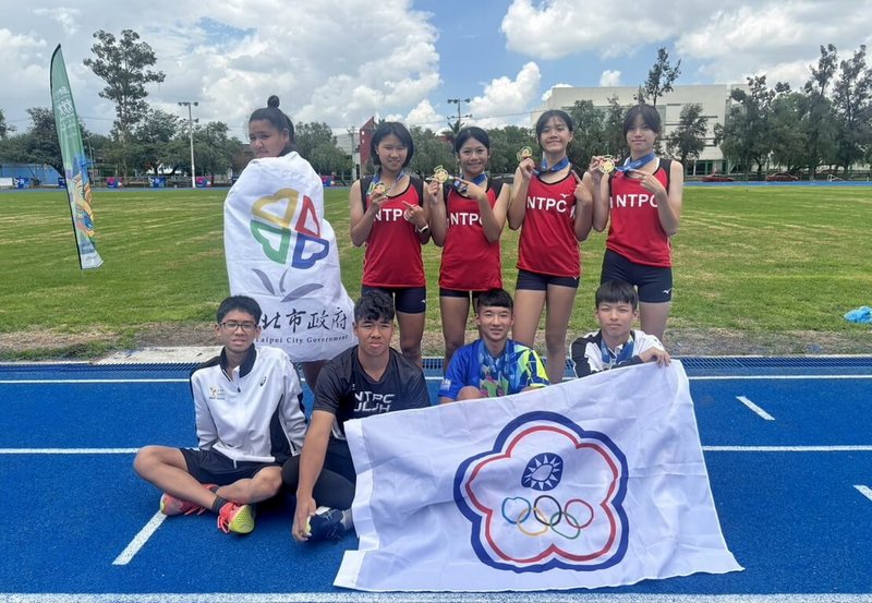 新北市小將在墨西哥舉行的2024國際少年運動會表現不俗,新北田徑選手共拿下6金4銀2銅,賽後開心合影。(新北市體育局提供)中央社記者黃旭昇新北市傳真 113年7月20日