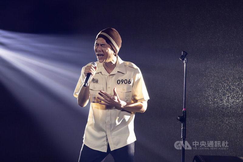 「角頭GATAO唱演會」20日晚間在台北流行音樂中心登場,演唱會最後由歌手荒山亮(圖)換上囚服演唱「悲歌」,所有演員也出面向觀眾致意。中央社記者翁睿坤攝 113年7月20日
