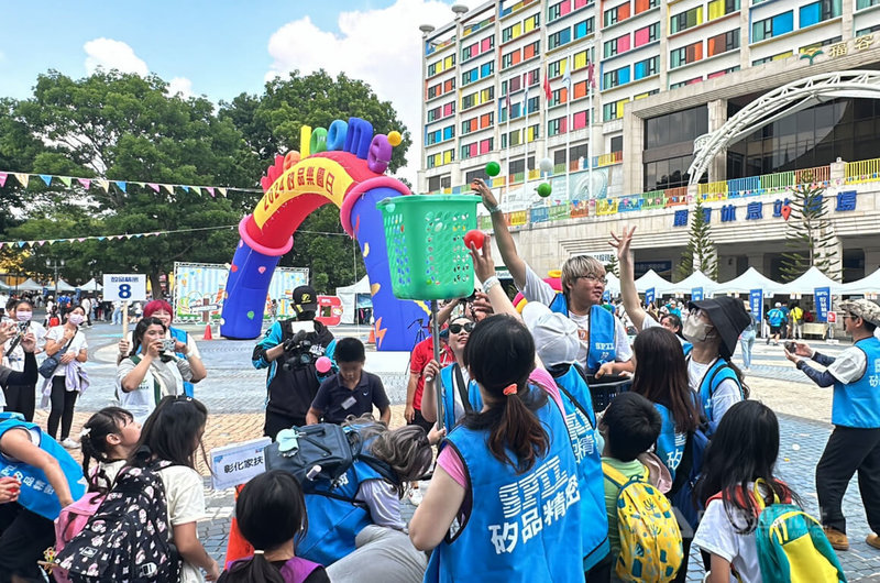 矽品精密工業股份有限公司20日舉辦矽品志工樂園日，邀請北台中及彰化家扶的兒少暢遊樂園，帶領小朋友們度過充實美好又有意義時光。中央社記者趙麗妍傳真  113年7月20日