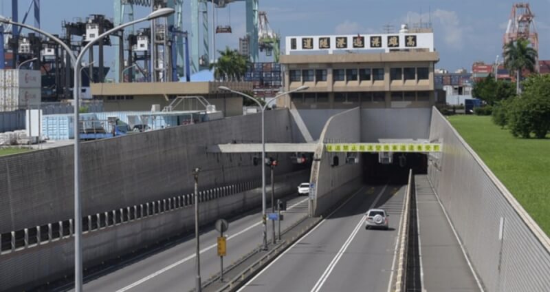 高雄港過港隧道是全台首座也是唯一的海底隧道，連結前鎮區與旗津區，完工通車至今已40年；隧道位於海平面下約15公尺，高雄港務分公司為持續強化隧道消防安全，斥資5.5億元導入「高壓細水霧消防設備」，工程預計民國115年10月完工。（高雄港務分公司提供）中央社記者林巧璉傳真 113年7月20日