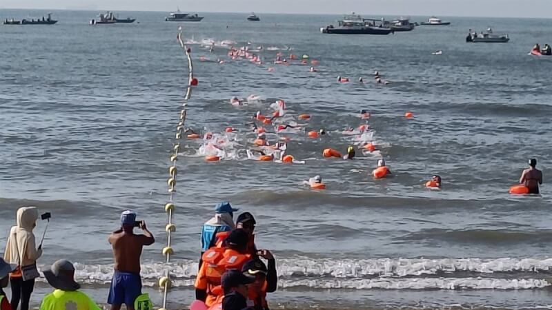 金門第21屆海上長泳20日上午在烈嶼鄉習山湖公園海灣登場，1200名游泳好手參與挑戰，完賽者可獲得泳畢證書、紀念牌及精美紀念品。（金門縣政府提供）中央社記者洪學廣傳真 113年7月20日