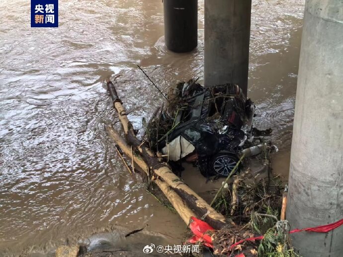 陝西丹寧高速公路嚴坪村2號橋局部垮塌，搜救發現5輛車墜河，還有近20輛車30多人失聯。（圖取自央視新聞微博weibo.com）