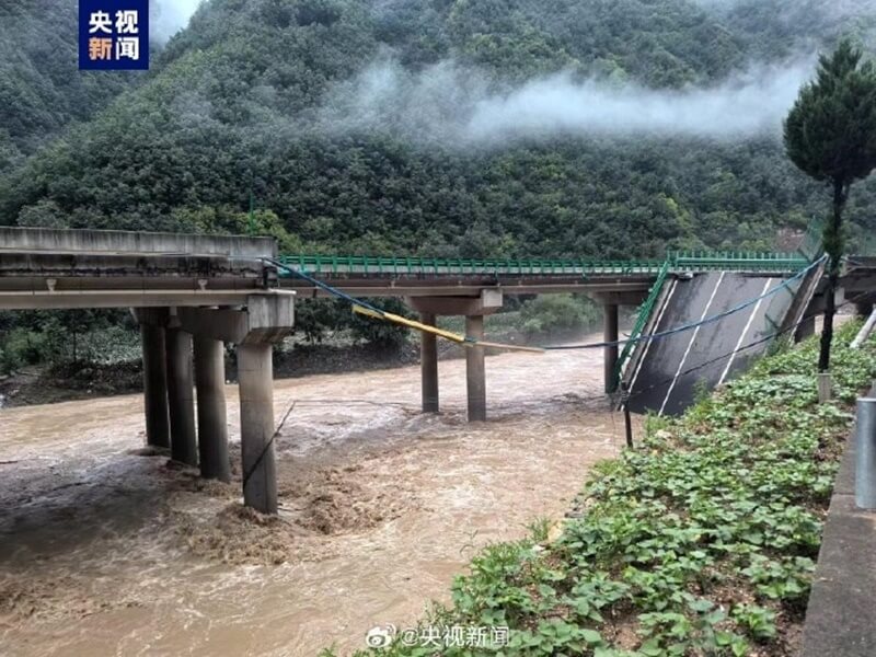 中國官媒央視新聞報導，19日陝西柞水境內突發暴雨山洪，導致丹寧高速公路嚴坪村2號橋局部垮塌。（圖取自央視新聞微博weibo.com）