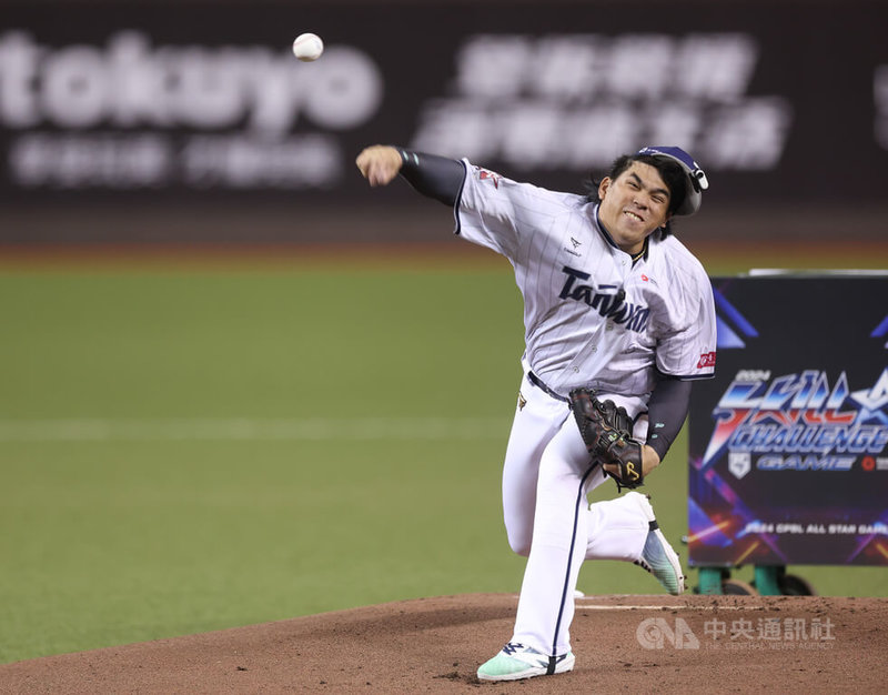 2024年中華職棒明星對抗賽20日在台北大巨蛋熱鬧展開,首日戰技挑戰賽的「野手速球王」項目中,明星賽台灣隊曾頌恩(圖)參賽,奮力投球。中央社記者張新偉攝 113年7月20日