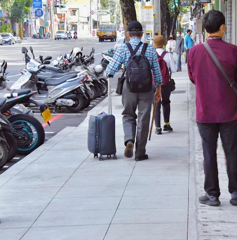 高雄楠梓火車站是楠梓與周邊地區的運輸門戶，鄰近工業區、加工出口區、高雄科技大學、高雄都會公園等，為提升區域旅運往來品質，市府工務局針對車站周邊人行道進行改善。（高雄市工務局提供）中央社記者蔡孟妤傳真  113年7月21日