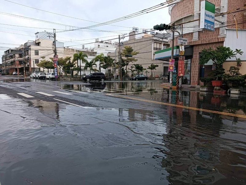 適逢年度大潮，屏東縣東港鎮低窪地區21日早上7時許多路段淹水，8時許積水開始退去，至9時許已無淹水。（葉而項提供）中央社記者黃郁菁傳真  113年7月21日