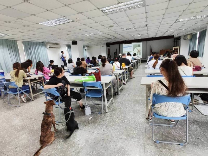 高雄市動物保護處21日舉辦「酷夏狗狗貓貓的熱衰竭」講座，教導飼主如何預防及因應貓狗中暑情形，吸引近百人參加。（高雄市動保處提供）中央社記者蔡孟妤傳真  113年7月21日