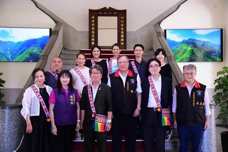 日本「全國日台議員友好協議會」一行人21日拜訪花蓮縣政府，縣府秘書長饒忠（前右3）接見，雙方就花蓮南島文化進行討論。（花蓮縣政府提供）中央社記者李先鳳傳真  113年7月21日