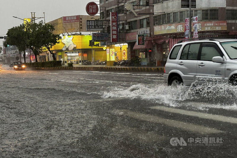 台南部分地區21日下午下起大雷雨，永康區永大路二段永大夜市前路段，一度因雨水宣洩不及導致路面積水。中央社記者楊思瑞攝  113年7月21日