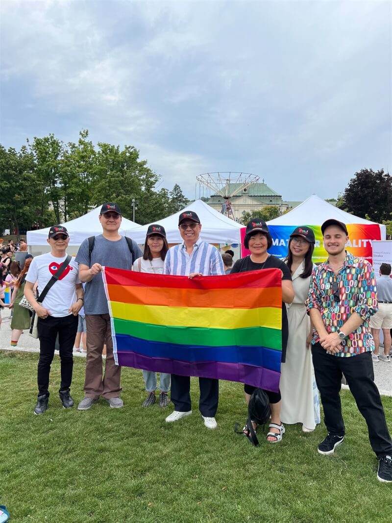 駐斯洛伐克代表李南陽(左4)表示,參與同志遊行「Pride」活動可讓世界知道,台灣是亞洲第一個通過同性婚姻的國家,進一步推動台灣在人權領域的國際形象。(駐斯洛伐克代表處提供)中央社記者劉郁葶布拉格傳真 113年7月21日