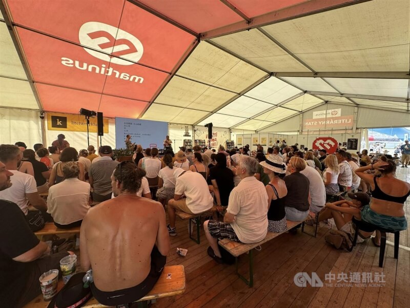 原住民作家沙力浪參與在捷克舉辦的「作家閱讀月」,分享母語和高山協作故事,引起現場聽眾對布農族文化的好奇。(取自沙力浪臉書)中央社記者劉郁葶布拉格傳真 113年7月20日