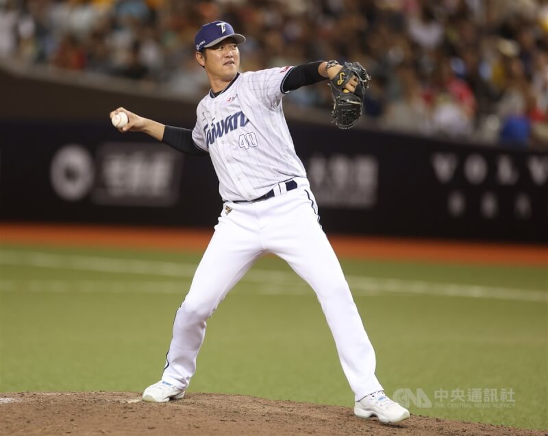 中華職棒明星賽21日高潮在9局上2人出局,台灣隊投手教練王建民(圖)接替投球,觸身球保送明星隊教練陳金鋒;賽後受訪被問起觸身球是不是效果,王建民笑說,「怎麼敢」,心想完蛋了,覺得很不好意思。中央社記者張新偉攝 113年7月21日
