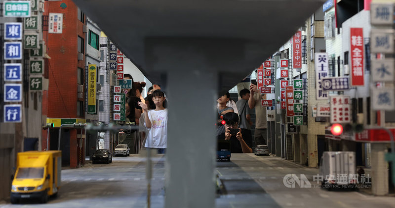 北師美術館推出藝術家張立人個展「戰鬥之城．終」，適逢週末假日，許多民眾21日下午趁著展期最後一天前來參觀。中央社記者趙世勳攝  113年7月21日