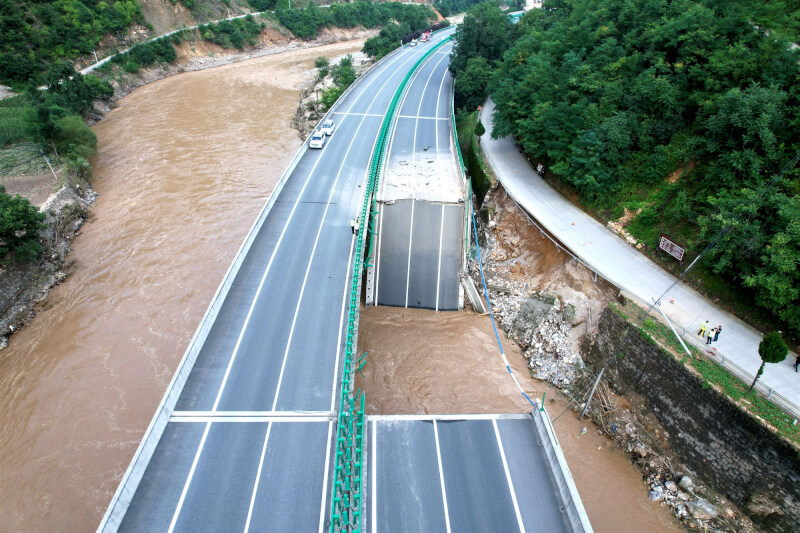 中國陝西省一座高速公路橋梁19日垮塌多車墜河，20日持續搜救中。（中新社）