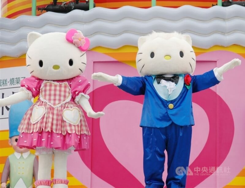 Hello Kitty今年將歡慶50歲生日，三麗鷗公司近日再澄清Hello Kitty是人不是貓。右為Hello Kitty的男朋友Daniel。（中央社檔案照片）