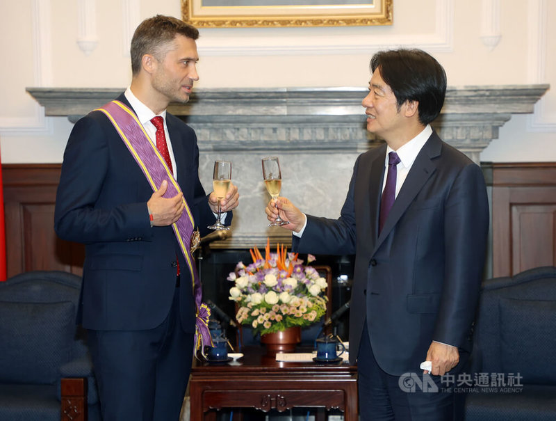 總統賴清德(右)22日頒授「大綬景星勳章」給即將卸任的歐洲經貿辦事處長高哲夫(左),兩人共同舉杯慶祝。中央社記者郭日曉攝 113年7月22日