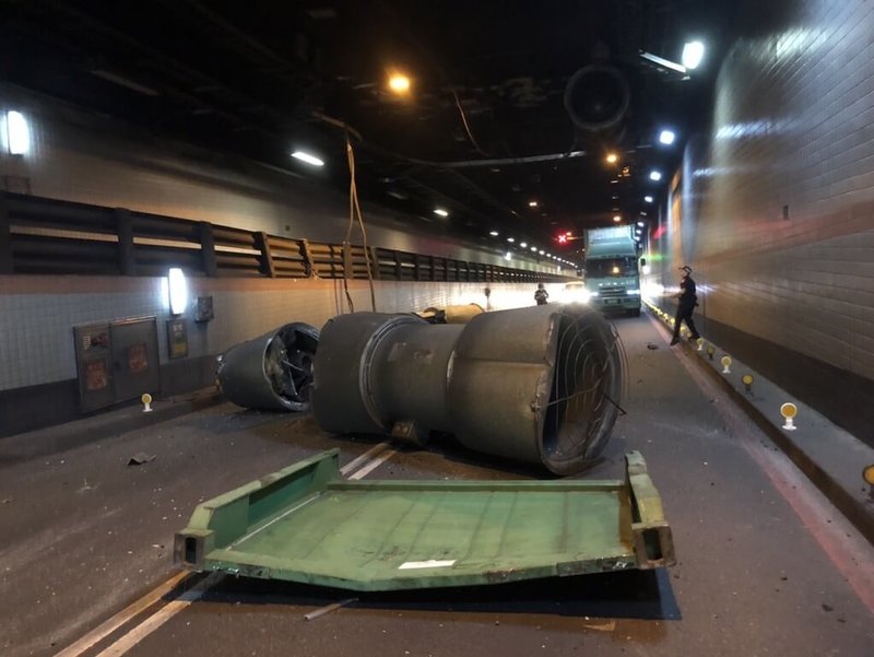 高雄市過港隧道旗津往前鎮方向22日下午發生鼓風機掉落事故，造成全線封閉，改由另一方向隧道雙邊通車，幸無人員傷亡；警方初步研判疑為1輛拖板車載運貨物過高擦撞釀禍，事故原因待釐清。（高雄港務警察總隊提供）中央社記者張已亷傳真  113年7月22日