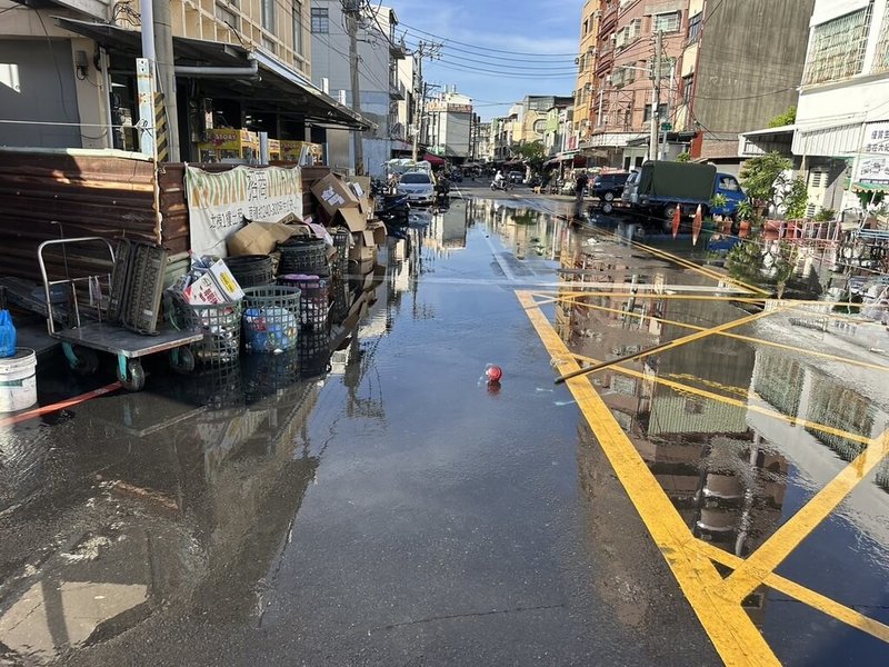 受天文大潮影響，高雄市旗津部分低窪地區22日清晨7時許陸續出現積水，但潮位下降後即消退。（高雄市水利局提供）中央社記者蔡孟妤傳真  113年7月22日