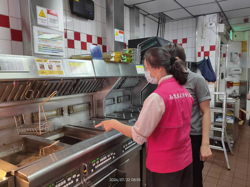 南投民眾透過外送平台向麥當勞訂餐，發現勁辣雞腿堡內夾有法式香草蕈菇醬標籤紙，在臉書社團發文抱怨。南投縣衛生局22日上午前往此店家稽查，業者坦承疏失，已加強員工教育訓練及相關製程品質衛生管理。（南投縣政府提供）中央社記者鄭維真傳真  113年7月22日