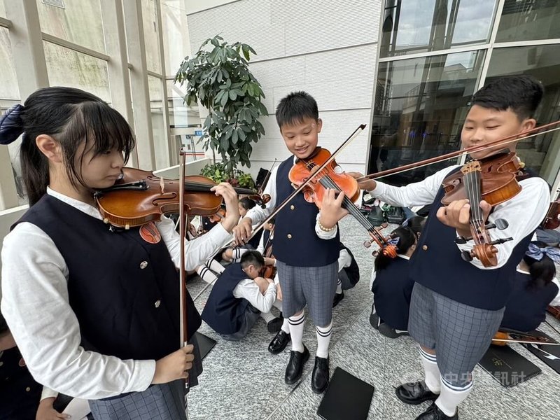 第10屆新加坡萊佛士國際青少年藝術節登場，新北市新莊國小弦樂團初次出國參賽就奪下2項最高榮譽的「榮譽金獎」。中央社記者吳昇鴻新加坡攝  113年7月22日