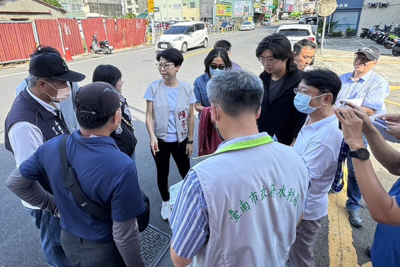 台南市永康區21日下午大雷雨後，部分道路因雨水宣洩不及積水嚴重，民進黨立委陳亭妃（後左3）22日邀相關單位會勘。（陳亭妃服務處提供）中央社記者楊思瑞台南傳真  113年7月22日