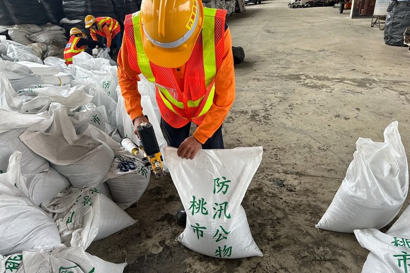 颱風「凱米」向北北西進行，逐漸逼近台灣，桃園市政府備妥3萬多個沙包，自22日下午開放領用，民眾可向里長洽詢或向各公所登記領取。（桃園市政府新聞處提供）中央社記者吳睿騏桃園傳真  113年7月22日