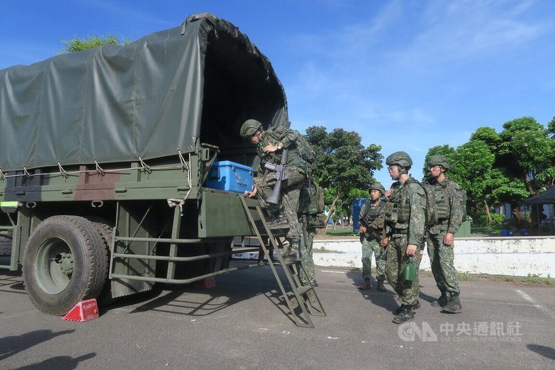 國軍年度重要軍演「漢光40號」演習22日展開，陸軍步兵109旅的官兵登上中型戰術輪車，準備前往守備位置。中央社記者吳書緯攝  113年7月22日