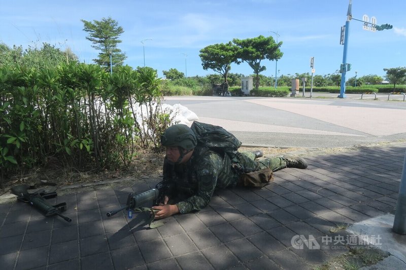 國軍年度重要軍演「漢光40號」演習22日展開，陸軍步兵109旅的官兵在新北市八里進行布防。中央社記者吳書緯攝 113年7月22日