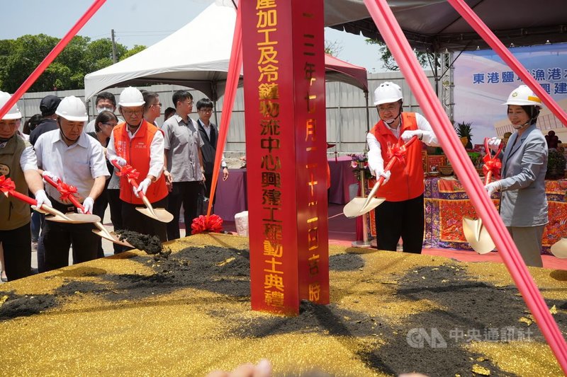 屏東東港鹽埔漁港冷鏈物流中心動土典禮22日舉行，行政院長卓榮泰（右2）、屏東縣長周春米（右1）等人出席。中央社記者黃郁菁攝  113年7月22日