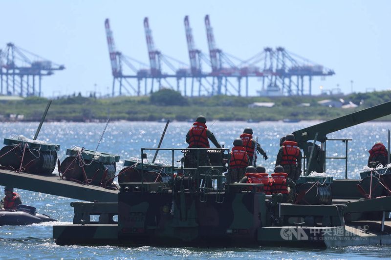 漢光40號實兵演習22日起一連4天舉行，並採「本島實兵不實彈，外島實兵實彈」，同時聚焦「無劇本、實戰化」演練。圖為國軍工兵群下午於淡水河口操作浮橋車進行河道阻絕設置。中央社記者趙世勳攝 113年7月22日