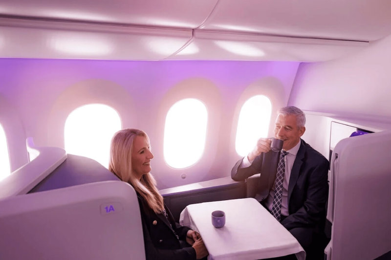紐西蘭航空新設計的「豪華商務艙Luxe」將於2025年提供服務,改良原本魚骨式設計,透過更優化的配置和布局,配有可幾乎完全關閉的滑門,打造出豪華的專屬個人空間,還可邀請同行旅客一起面對面用餐。(紐西蘭航空提供)中央社記者汪淑芬傳真 113年7月22日