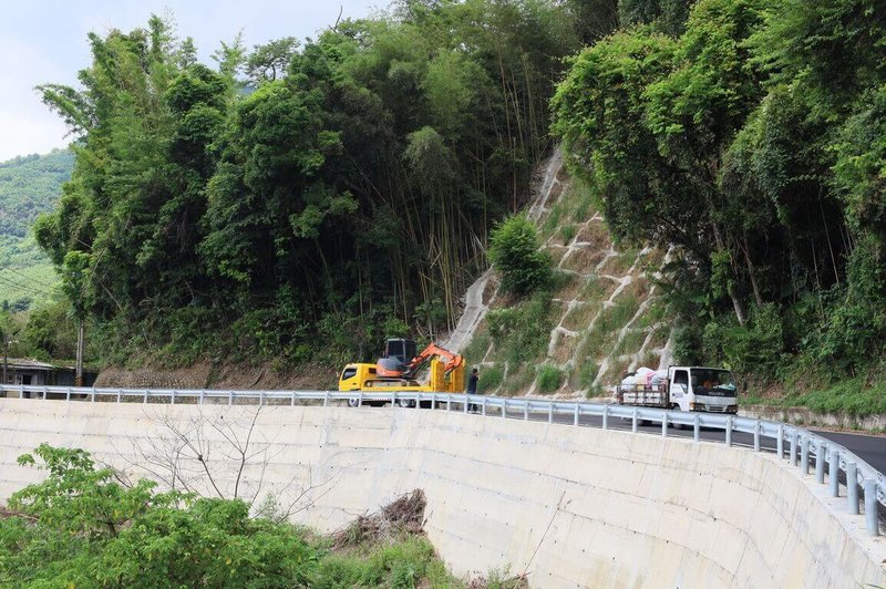 新竹縣政府22日指出，縣道122線3處山坡大雨時常發生崩塌，為民眾進出五峰山區的安全，進行改善也增加道路路幅。（新竹縣政府提供）中央社記者郭宣彣傳真  113年7月22日