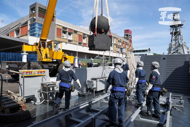 漢光演習22日登場，海軍布雷大隊以吊掛方式裝載水雷至布雷艇，準備緊急出港至關鍵水域實施布雷。（軍聞社提供）中央社記者游凱翔傳真 113年7月22日