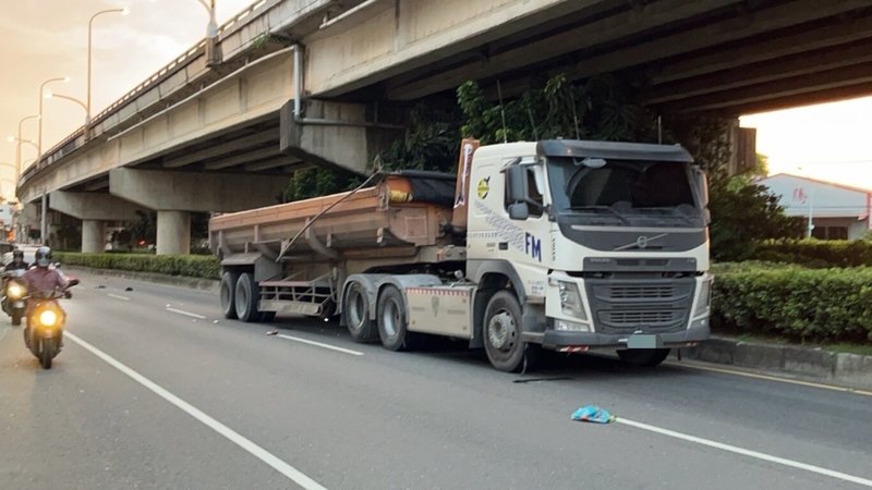 23歲魏姓男子22日下午駕駛大貨車從高雄市大寮區鳳屏二路由西往東方向上高屏大橋時，與同向直行47歲曾姓女機車騎士發生碰撞，曾女倒地後遭大貨車輾過，當場死亡。（高雄市警察局林園分局提供）中央社記者張已亷傳真  113年7月22日