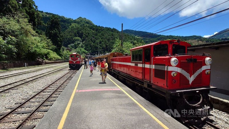 颱風凱米增強為中颱，為維護行車安全，阿里山林業鐵路23日預警性停駛嘉義至阿里山，24至25日全線停駛，復駛時間將另行公告。中央社記者蔡智明攝  113年7月22日