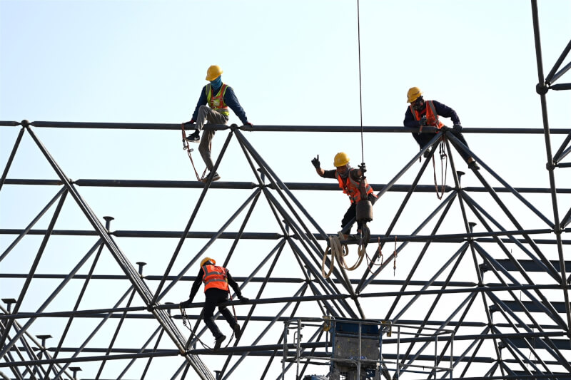 圖為中國福建一處工地，工人正進行高空作業。（中新社）